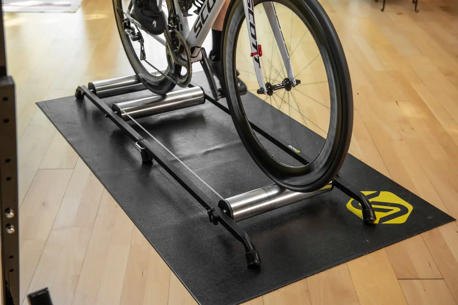 רולר אופניים Saris על שטיח Trainer Mat רחב ועמיד